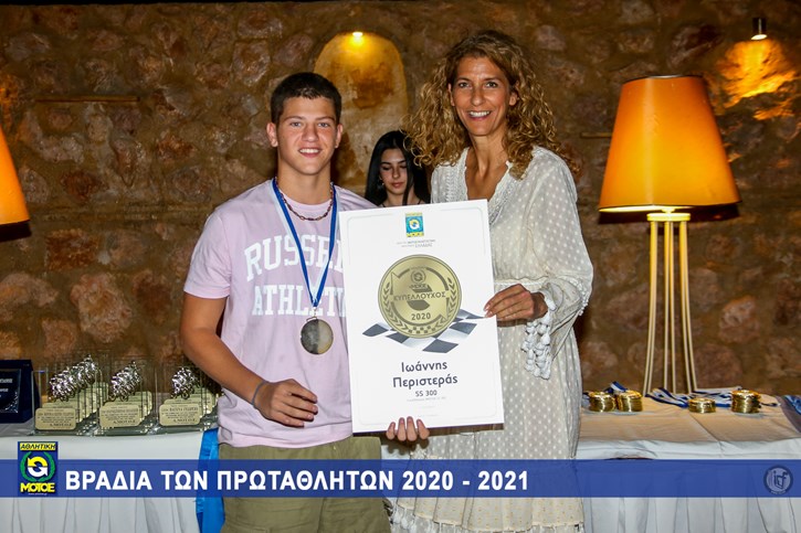 Η Ολυμπιονίκης κα Όλγα Βασδέκη απονέμει στον Γιάννη Περιστερά